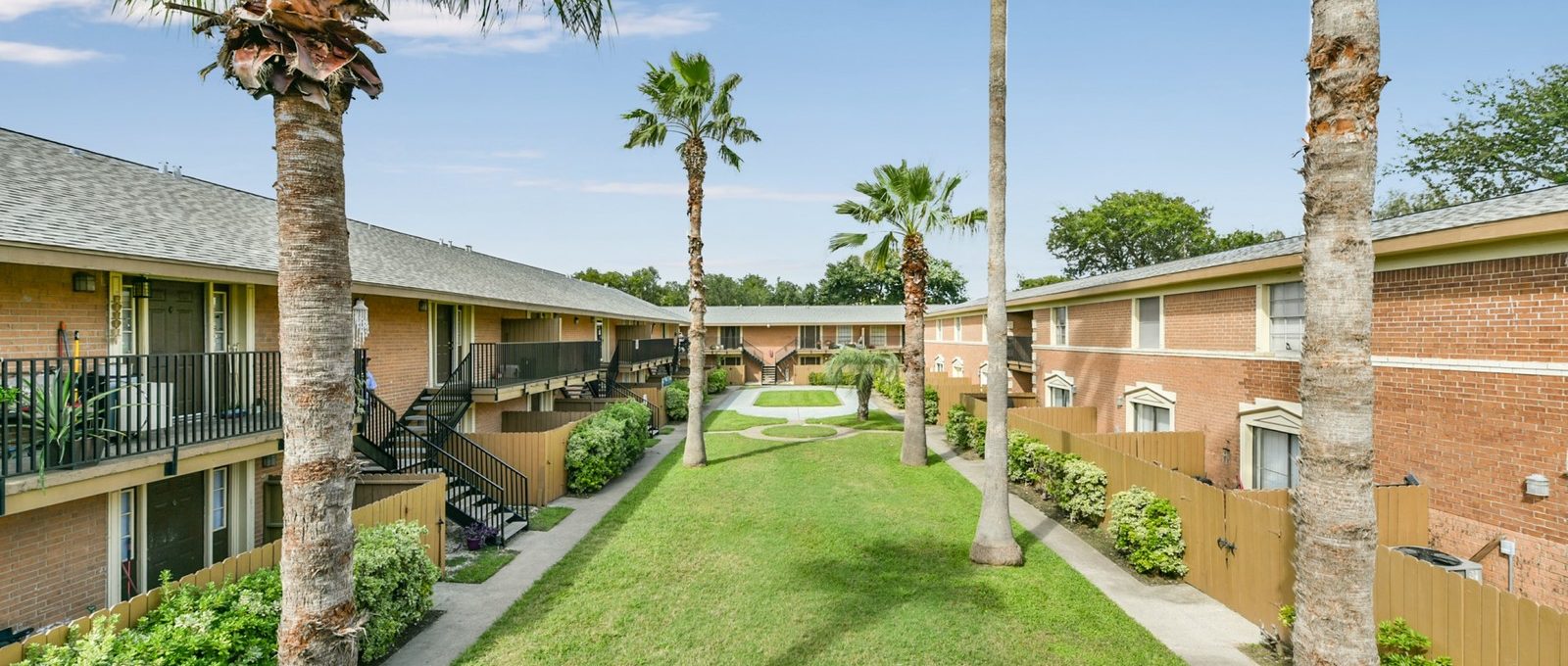 the courtyard at The Shoal Pointe Apartments