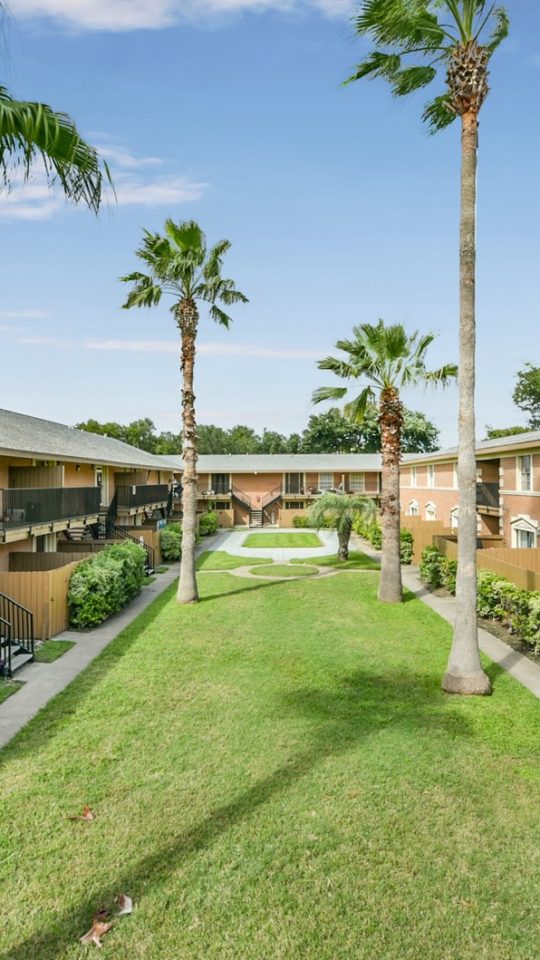 the courtyard at The Shoal Pointe Apartments