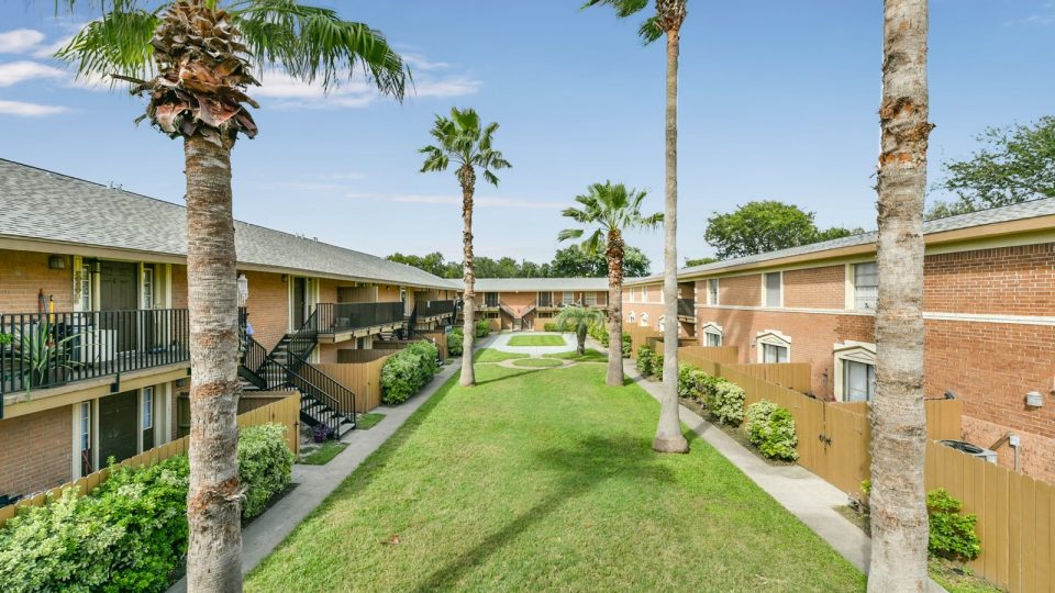 the courtyard at The Shoal Pointe Apartments